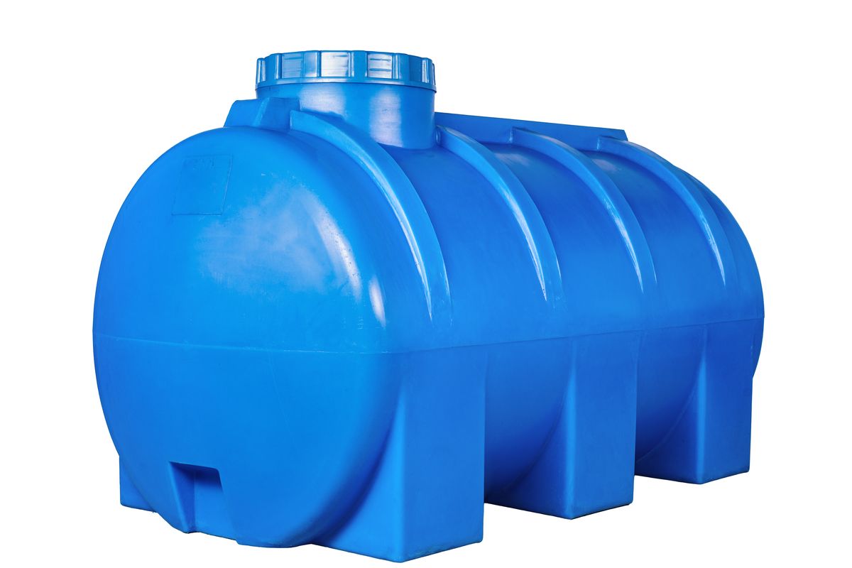 Cuve de stockage d'eau en plastique bleu, de forme horizontale, avec un large couvercle vissé sur le dessus.