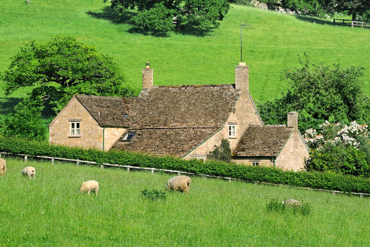 Maison de campagne en pierre au milieu des prés, loin de tout réseau collectif