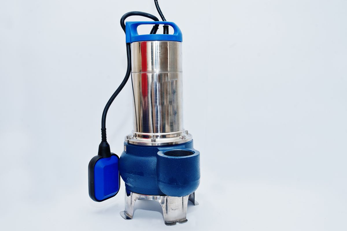 Pompe immergée en inox et fonte bleue, avec son flotteur de commande suspendu à un câble noir.