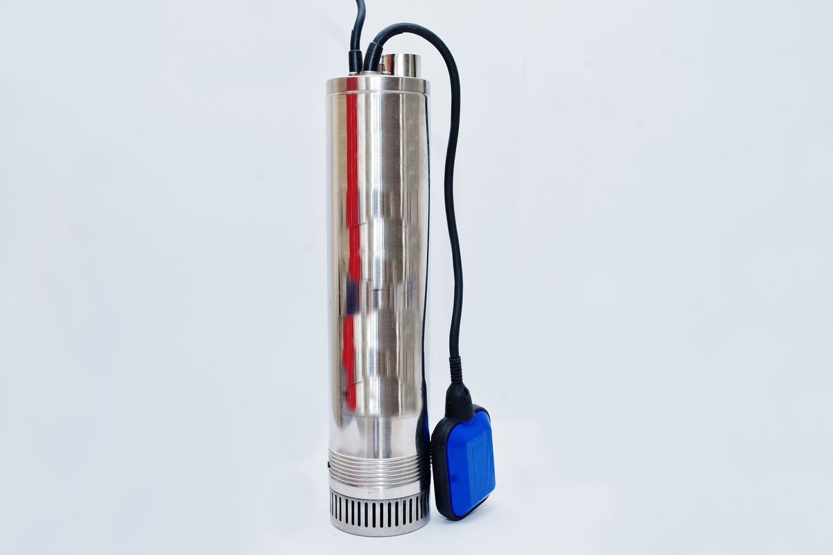 Une pompe immergée en inox, munie d'un flotteur bleu et de son câble, est posée sur un fond clair.