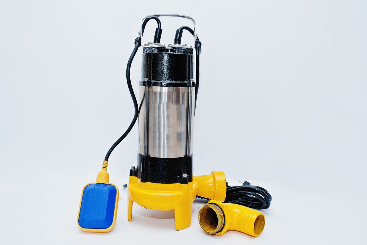 Pompe submersible neuve à corps inox et socle jaune, avec son flotteur bleu, son câble et un coude de raccordement.