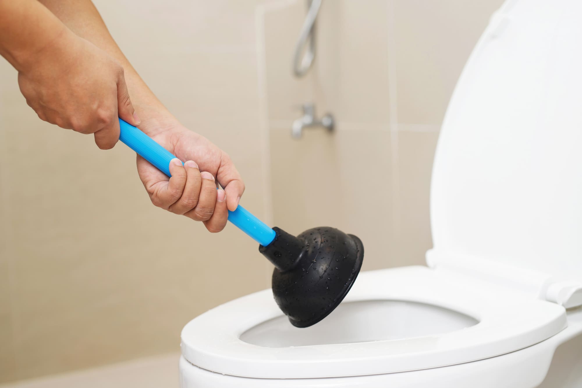 Débouchage manuel : une solution rapide pour les petits bouchons